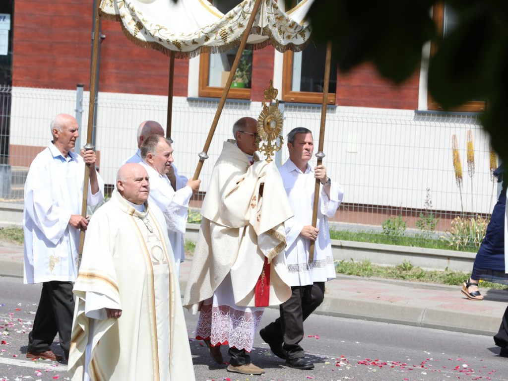 Hrubieszów: Procesja Bożego Ciała w parafiach św. Mikołaja i św. Stanisława Kostki [ZDJĘCIA]