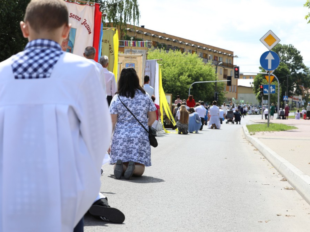 Hrubieszów: Procesja Bożego Ciała w parafiach św. Mikołaja i św. Stanisława Kostki [ZDJĘCIA]