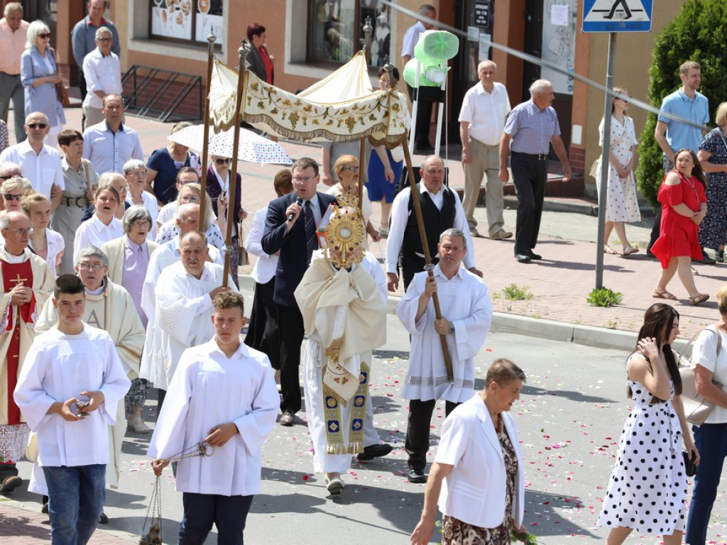 Hrubieszów: Procesja Bożego Ciała w parafiach św. Mikołaja i św. Stanisława Kostki [ZDJĘCIA]