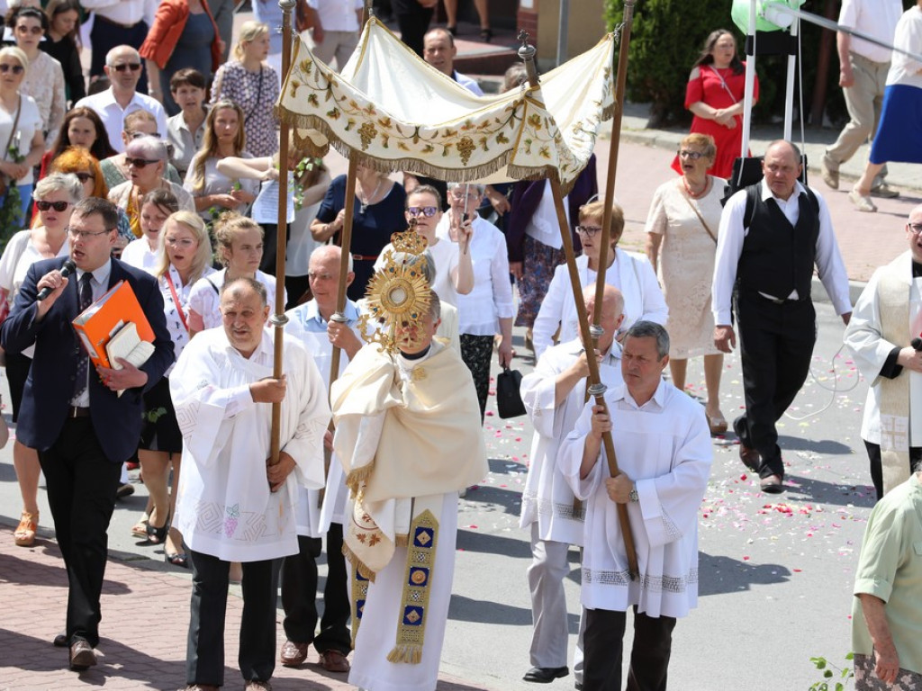Hrubieszów: Procesja Bożego Ciała w parafiach św. Mikołaja i św. Stanisława Kostki [ZDJĘCIA]