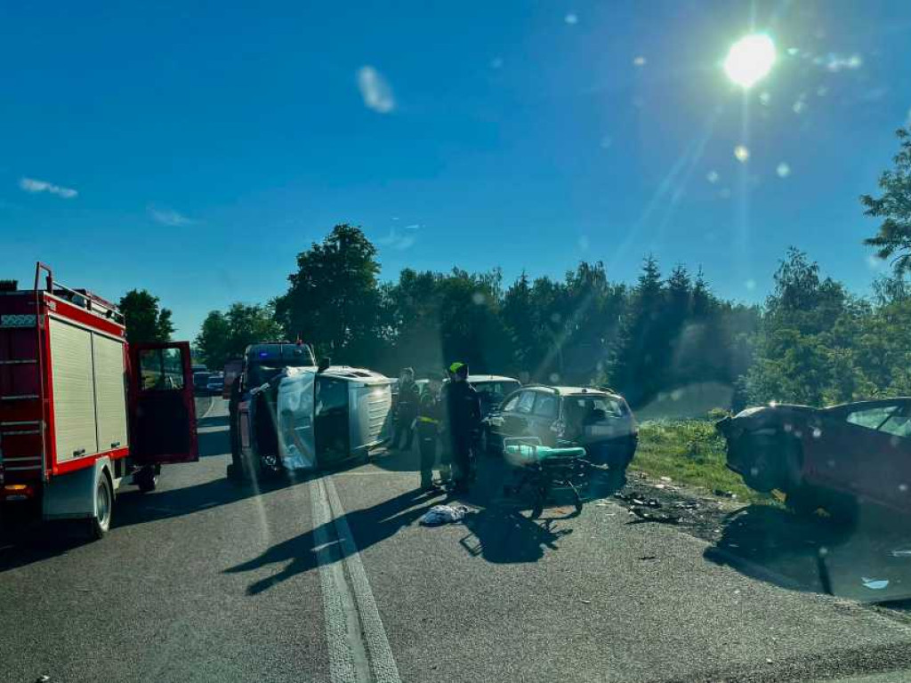 Groźny wypadek w Zosinie. Dwie osoby w stanie ciężkim [ZDJĘCIA]
