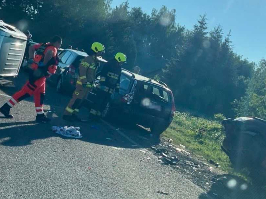 Groźny wypadek w Zosinie. Dwie osoby w stanie ciężkim [ZDJĘCIA]