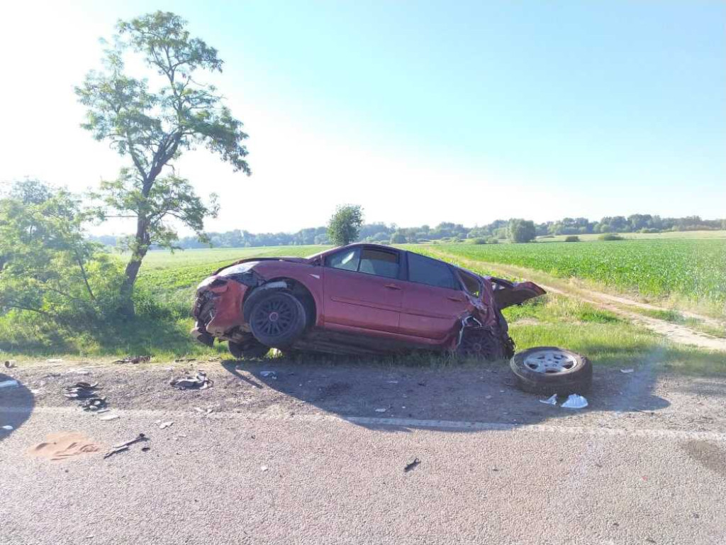 Groźny wypadek w Zosinie. Dwie osoby w stanie ciężkim [ZDJĘCIA]