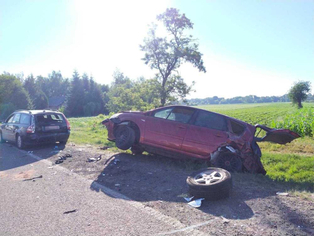 Groźny wypadek w Zosinie. Dwie osoby w stanie ciężkim [ZDJĘCIA]