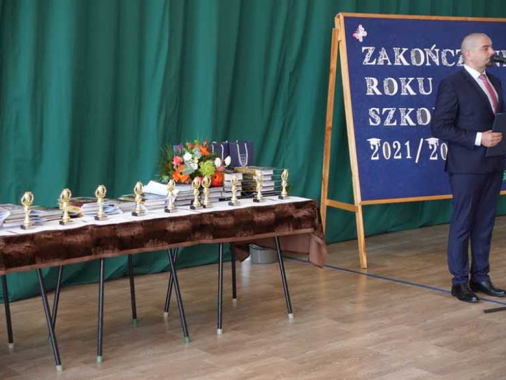 Zakończenie roku szkolnego w hrubieszowskiej Dwójce. Nagrody dla uczniów i absolwentów [ZDJĘCIA]