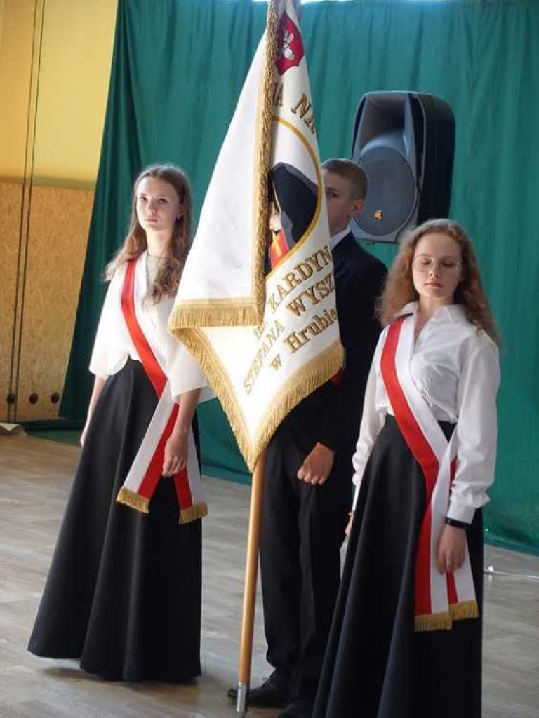 Zakończenie roku szkolnego w hrubieszowskiej Dwójce. Nagrody dla uczniów i absolwentów [ZDJĘCIA]