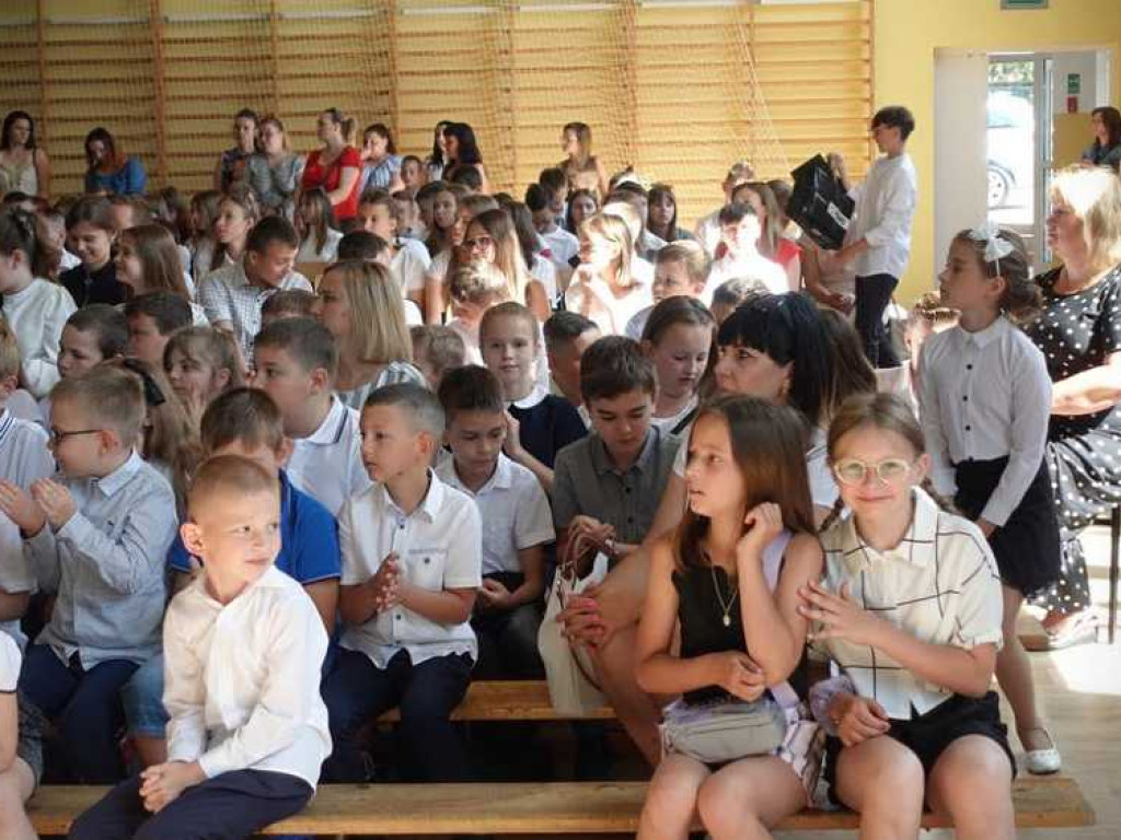 Zakończenie roku szkolnego w hrubieszowskiej Dwójce. Nagrody dla uczniów i absolwentów [ZDJĘCIA]
