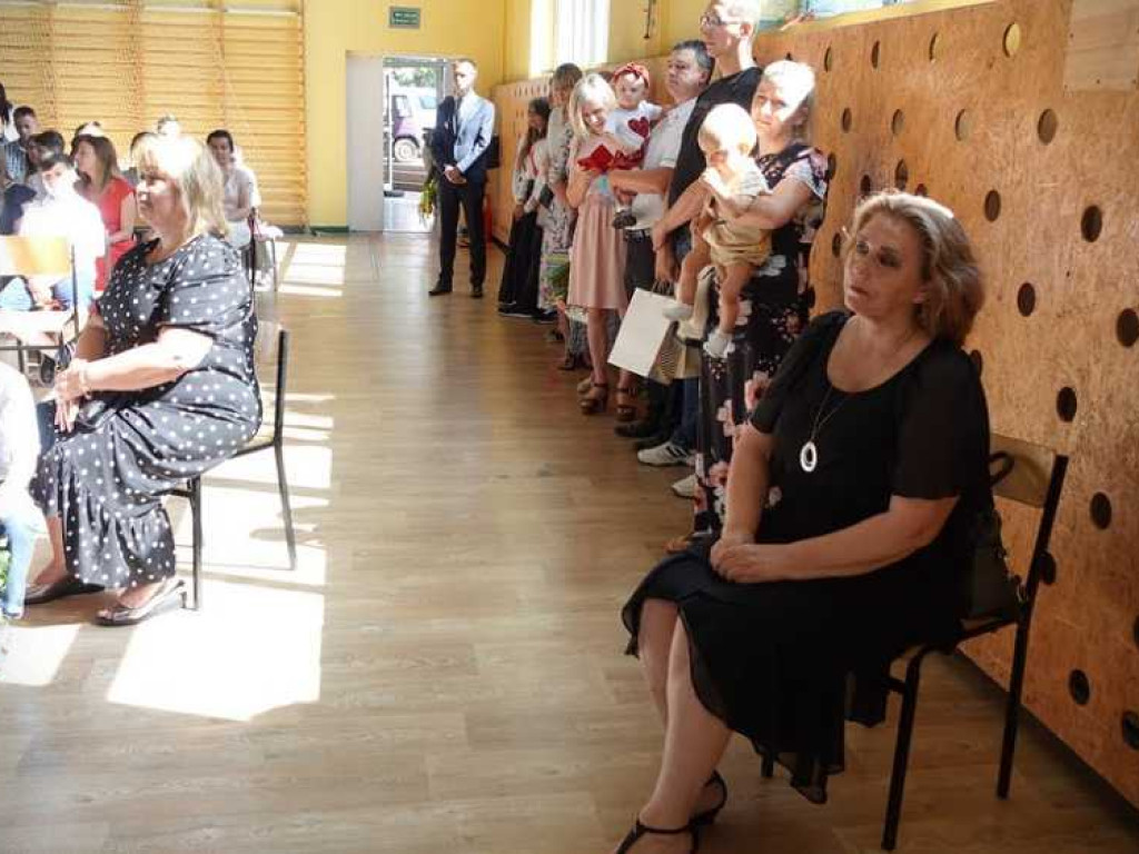 Zakończenie roku szkolnego w hrubieszowskiej Dwójce. Nagrody dla uczniów i absolwentów [ZDJĘCIA]