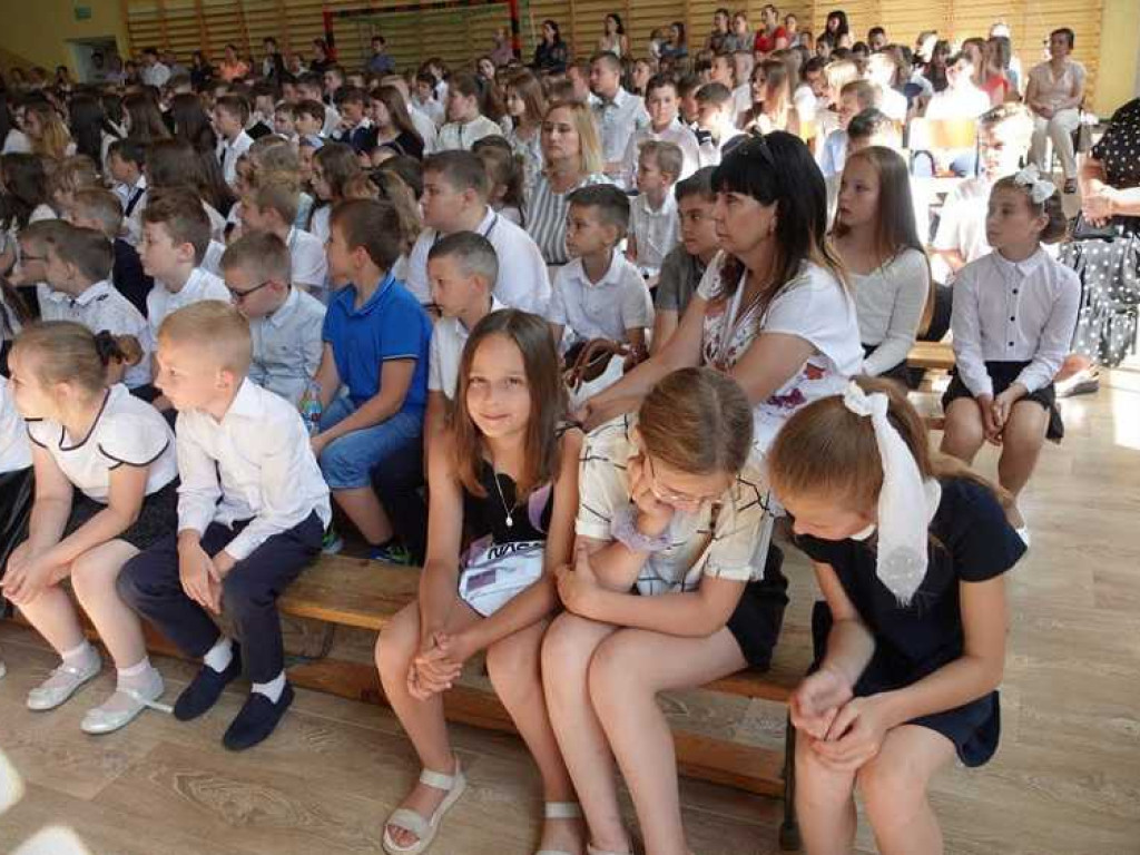 Zakończenie roku szkolnego w hrubieszowskiej Dwójce. Nagrody dla uczniów i absolwentów [ZDJĘCIA]