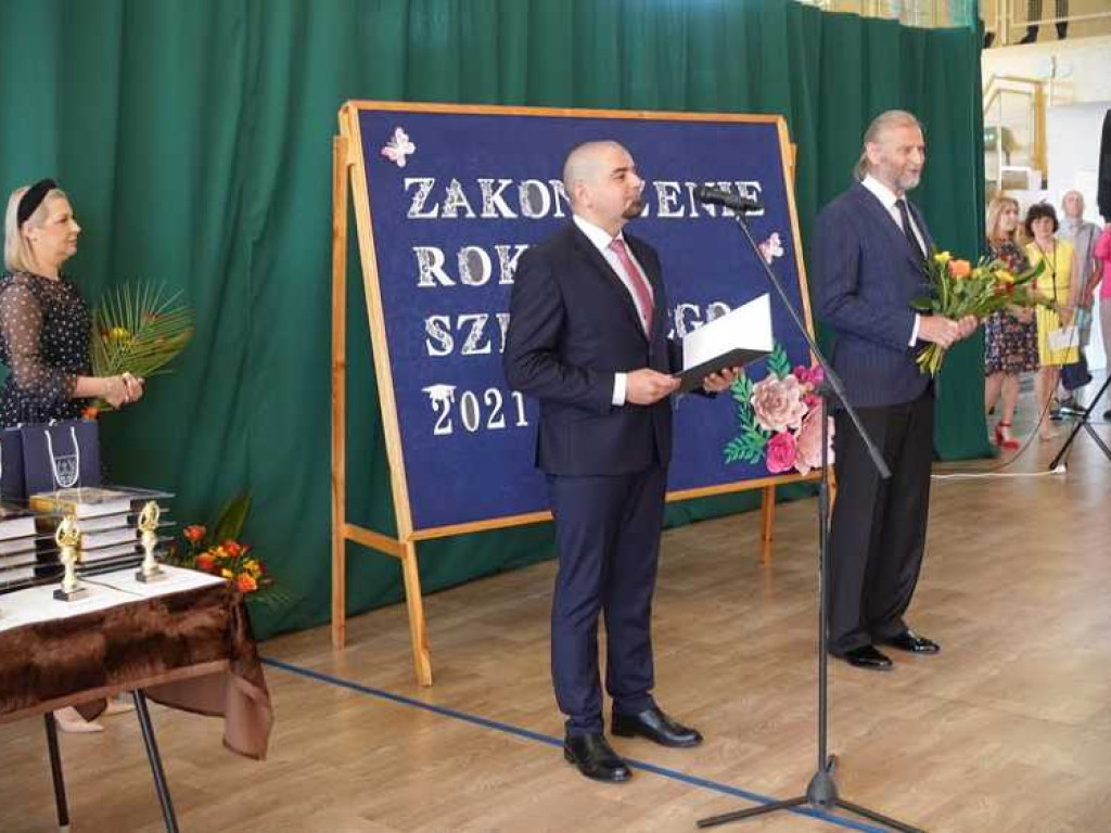 Zakończenie roku szkolnego w hrubieszowskiej Dwójce. Nagrody dla uczniów i absolwentów [ZDJĘCIA]