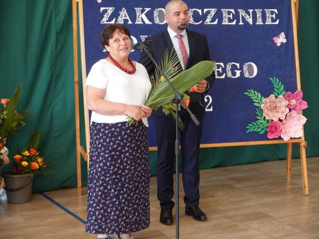 Zakończenie roku szkolnego w hrubieszowskiej Dwójce. Nagrody dla uczniów i absolwentów [ZDJĘCIA]
