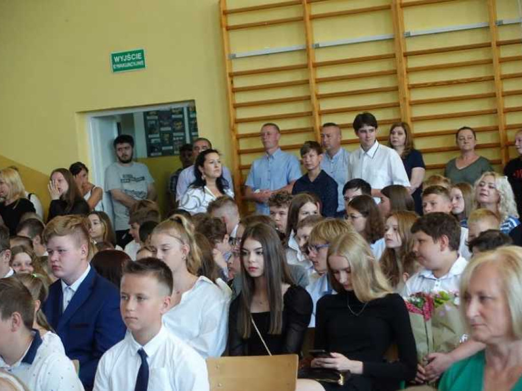 Zakończenie roku szkolnego w hrubieszowskiej Dwójce. Nagrody dla uczniów i absolwentów [ZDJĘCIA]