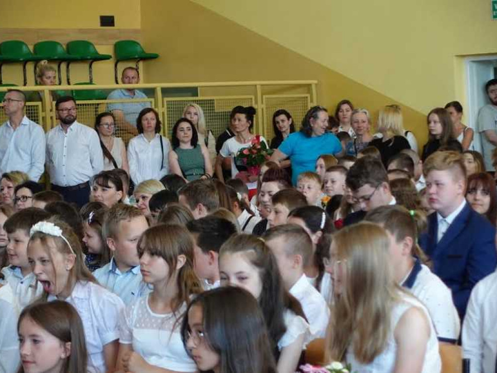Zakończenie roku szkolnego w hrubieszowskiej Dwójce. Nagrody dla uczniów i absolwentów [ZDJĘCIA]