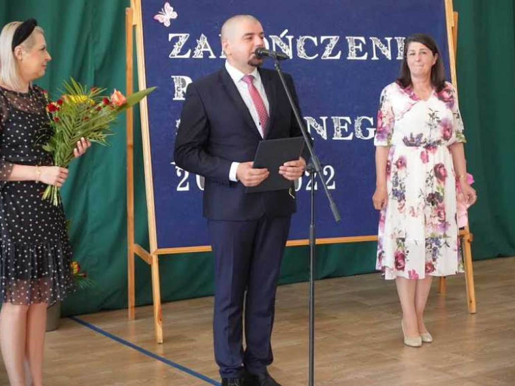Zakończenie roku szkolnego w hrubieszowskiej Dwójce. Nagrody dla uczniów i absolwentów [ZDJĘCIA]