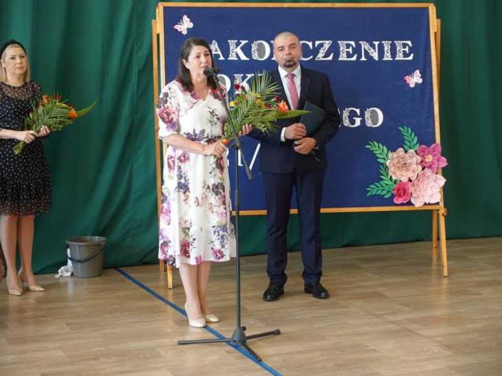 Zakończenie roku szkolnego w hrubieszowskiej Dwójce. Nagrody dla uczniów i absolwentów [ZDJĘCIA]