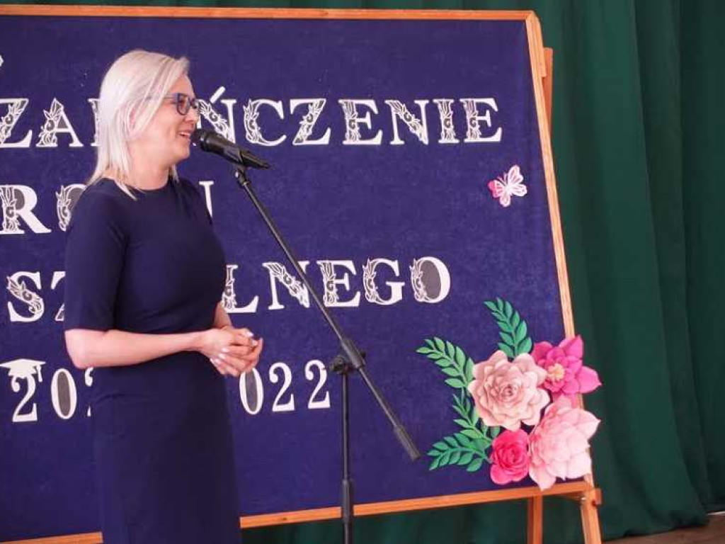 Zakończenie roku szkolnego w hrubieszowskiej Dwójce. Nagrody dla uczniów i absolwentów [ZDJĘCIA]