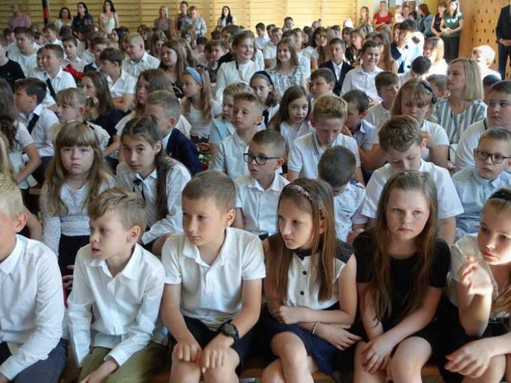 Zakończenie roku szkolnego w hrubieszowskiej Dwójce. Nagrody dla uczniów i absolwentów [ZDJĘCIA]