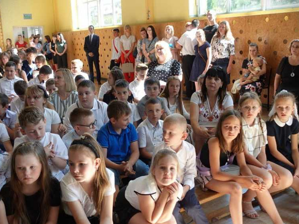 Zakończenie roku szkolnego w hrubieszowskiej Dwójce. Nagrody dla uczniów i absolwentów [ZDJĘCIA]