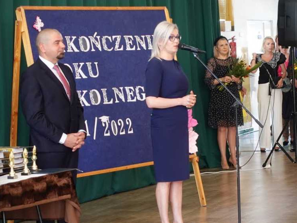 Zakończenie roku szkolnego w hrubieszowskiej Dwójce. Nagrody dla uczniów i absolwentów [ZDJĘCIA]