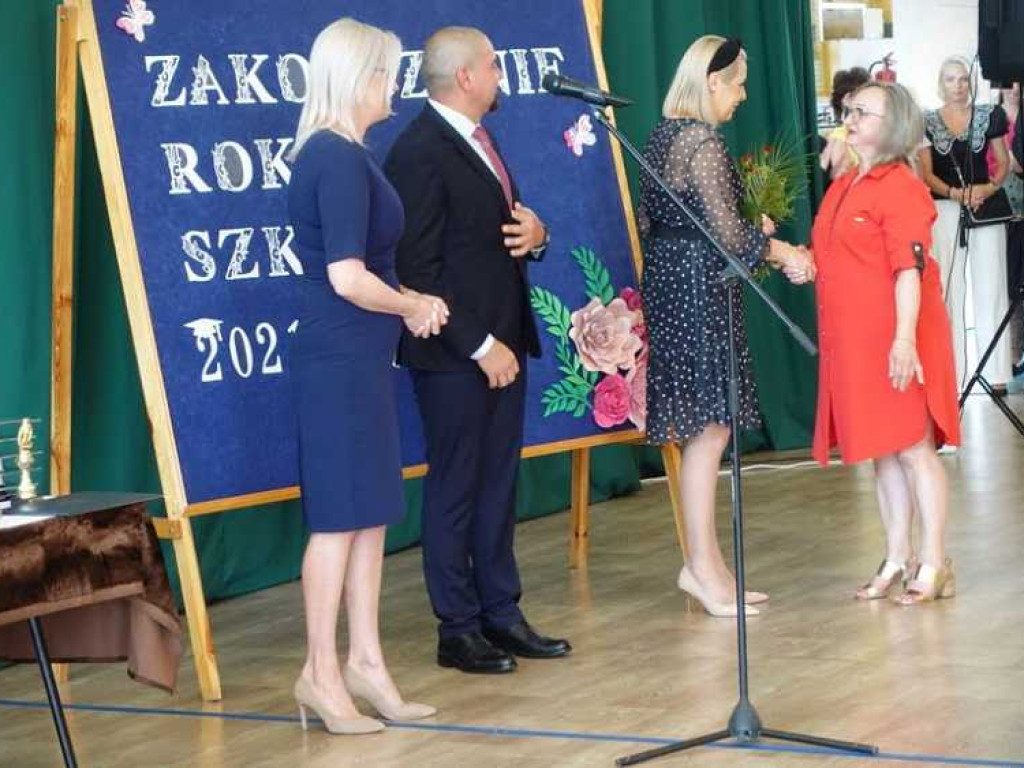 Zakończenie roku szkolnego w hrubieszowskiej Dwójce. Nagrody dla uczniów i absolwentów [ZDJĘCIA]