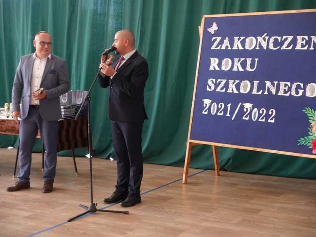 Zakończenie roku szkolnego w hrubieszowskiej Dwójce. Nagrody dla uczniów i absolwentów [ZDJĘCIA]