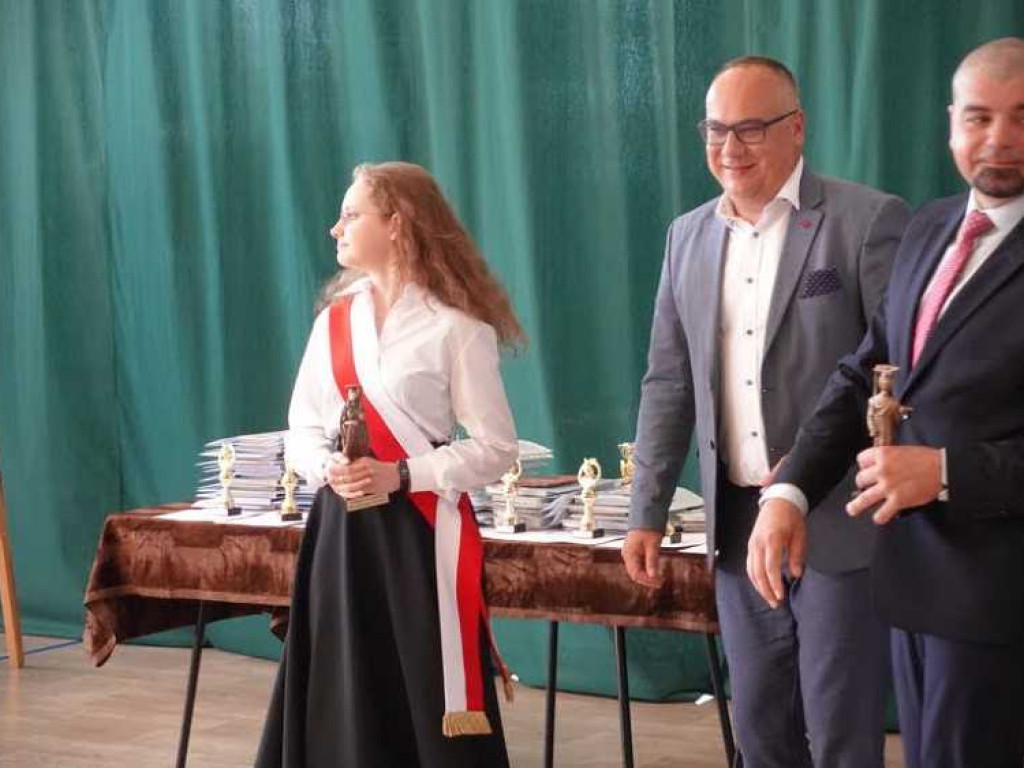 Zakończenie roku szkolnego w hrubieszowskiej Dwójce. Nagrody dla uczniów i absolwentów [ZDJĘCIA]