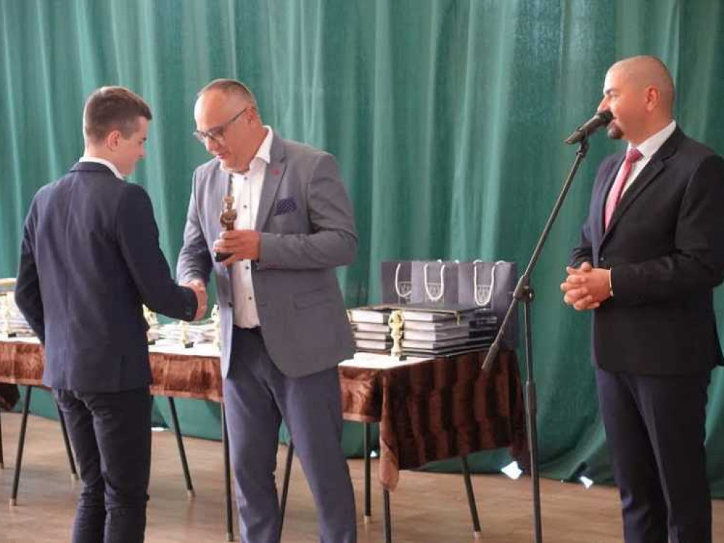 Zakończenie roku szkolnego w hrubieszowskiej Dwójce. Nagrody dla uczniów i absolwentów [ZDJĘCIA]