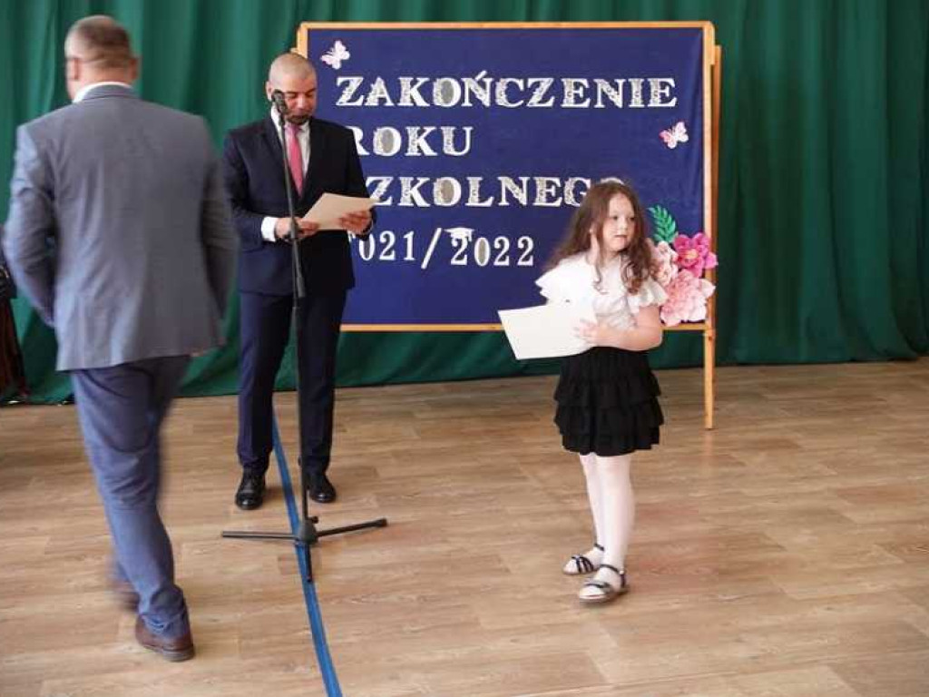 Zakończenie roku szkolnego w hrubieszowskiej Dwójce. Nagrody dla uczniów i absolwentów [ZDJĘCIA]