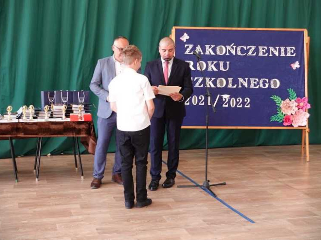 Zakończenie roku szkolnego w hrubieszowskiej Dwójce. Nagrody dla uczniów i absolwentów [ZDJĘCIA]