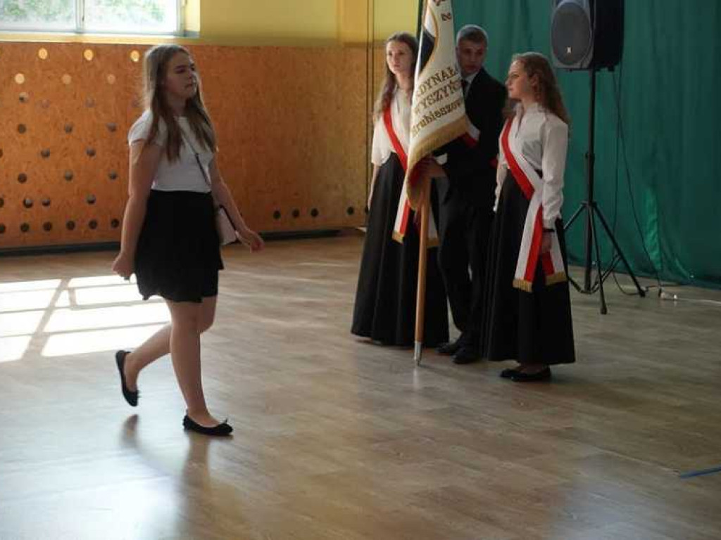 Zakończenie roku szkolnego w hrubieszowskiej Dwójce. Nagrody dla uczniów i absolwentów [ZDJĘCIA]