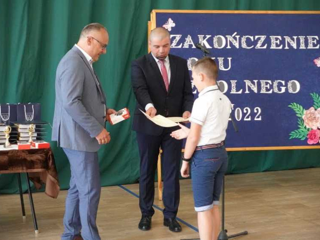 Zakończenie roku szkolnego w hrubieszowskiej Dwójce. Nagrody dla uczniów i absolwentów [ZDJĘCIA]