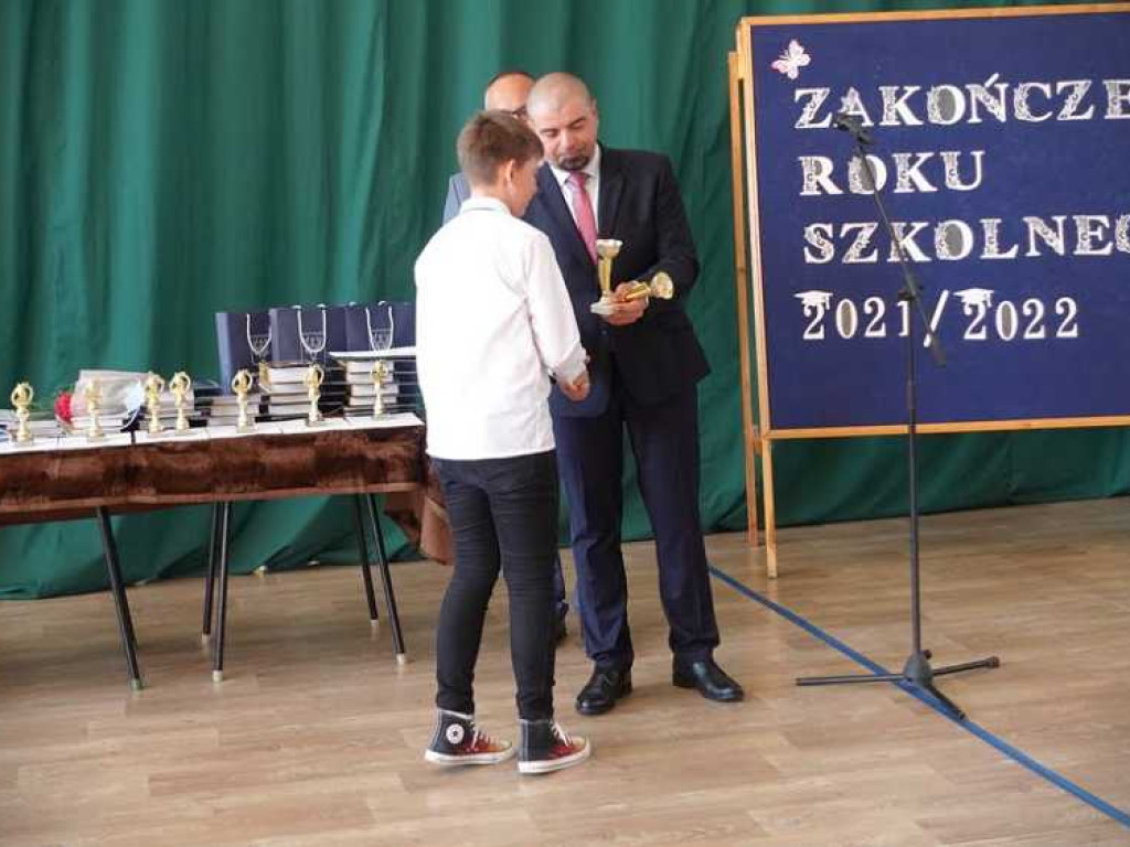 Zakończenie roku szkolnego w hrubieszowskiej Dwójce. Nagrody dla uczniów i absolwentów [ZDJĘCIA]