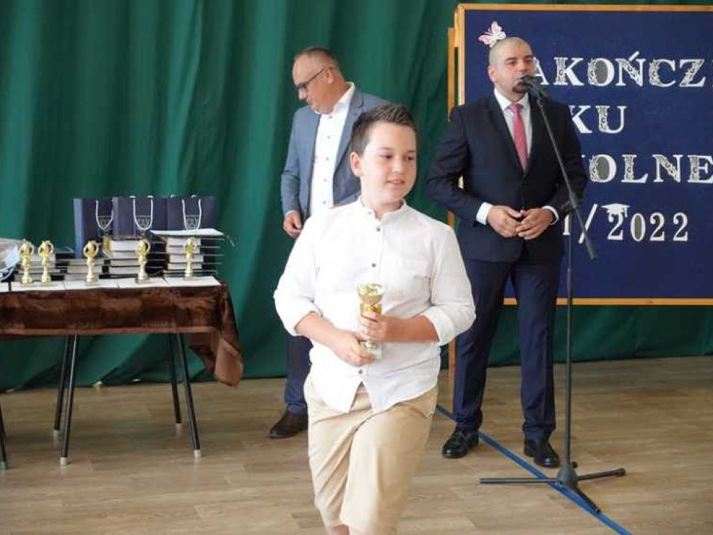 Zakończenie roku szkolnego w hrubieszowskiej Dwójce. Nagrody dla uczniów i absolwentów [ZDJĘCIA]