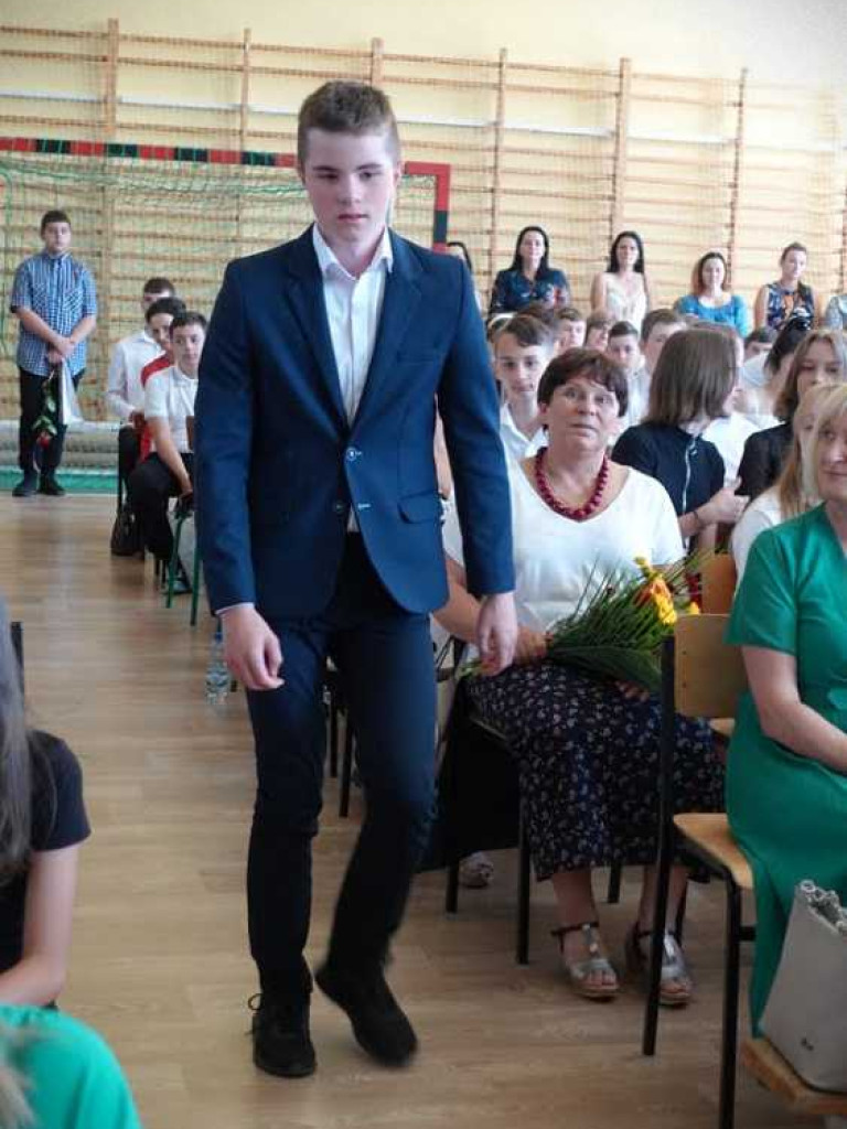 Zakończenie roku szkolnego w hrubieszowskiej Dwójce. Nagrody dla uczniów i absolwentów [ZDJĘCIA]