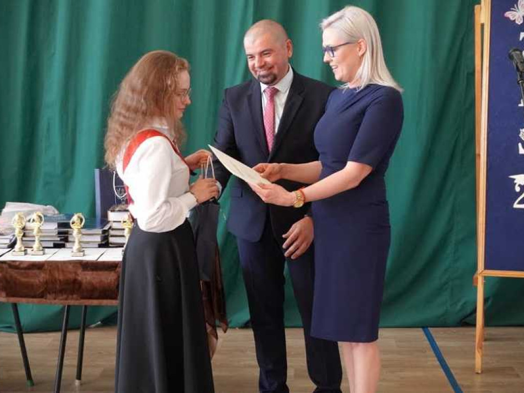 Zakończenie roku szkolnego w hrubieszowskiej Dwójce. Nagrody dla uczniów i absolwentów [ZDJĘCIA]