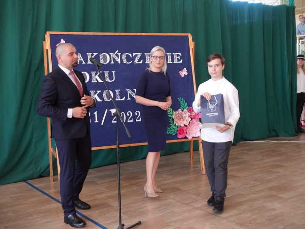 Zakończenie roku szkolnego w hrubieszowskiej Dwójce. Nagrody dla uczniów i absolwentów [ZDJĘCIA]