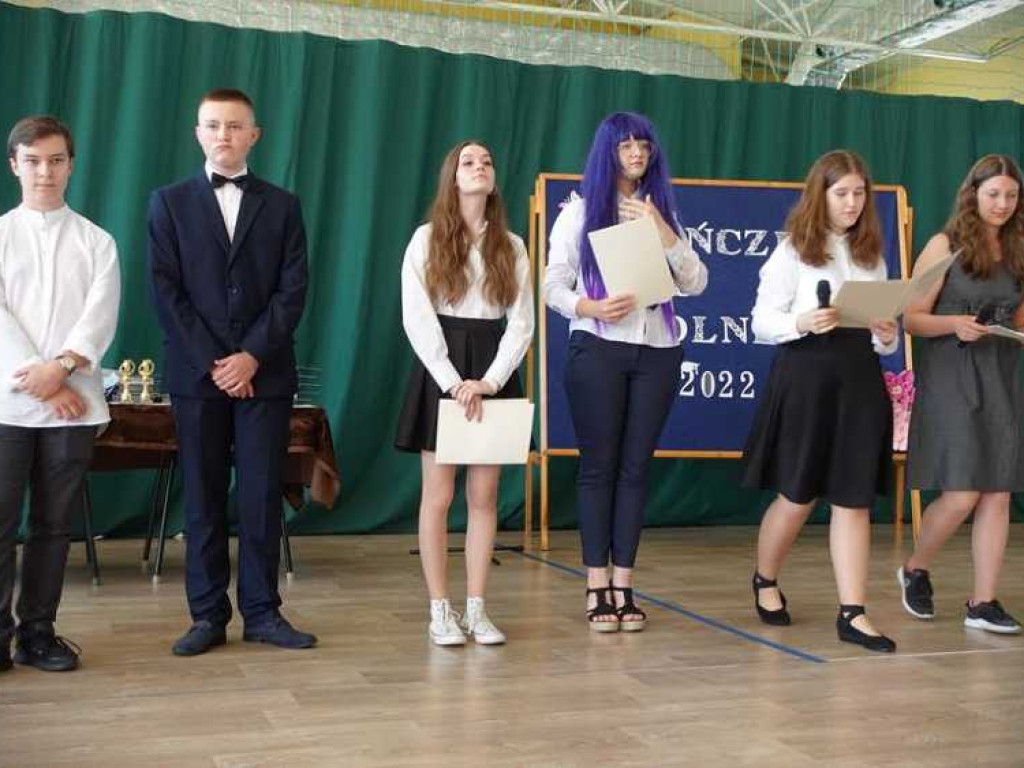 Zakończenie roku szkolnego w hrubieszowskiej Dwójce. Nagrody dla uczniów i absolwentów [ZDJĘCIA]