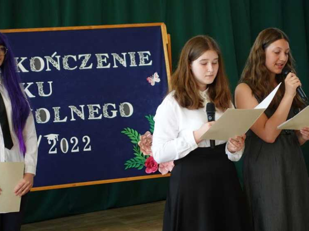 Zakończenie roku szkolnego w hrubieszowskiej Dwójce. Nagrody dla uczniów i absolwentów [ZDJĘCIA]