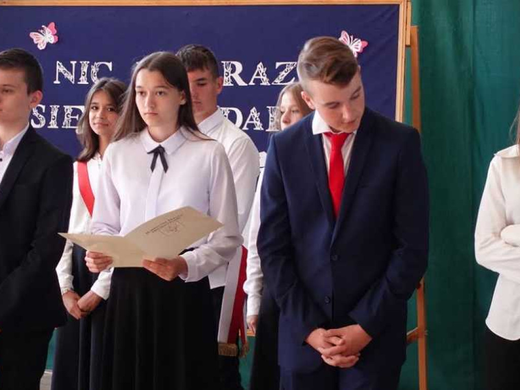Zakończenie roku szkolnego w hrubieszowskiej Dwójce. Nagrody dla uczniów i absolwentów [ZDJĘCIA]