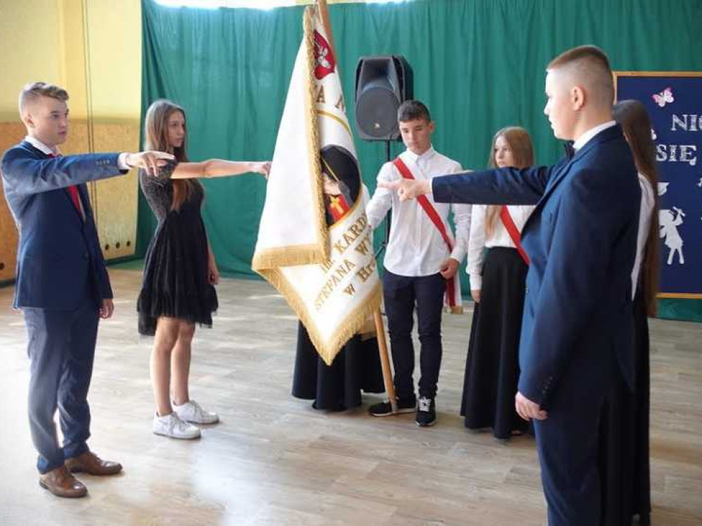 Zakończenie roku szkolnego w hrubieszowskiej Dwójce. Nagrody dla uczniów i absolwentów [ZDJĘCIA]