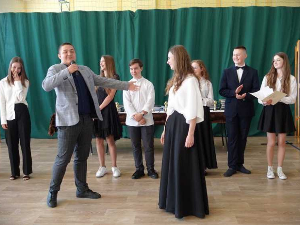 Zakończenie roku szkolnego w hrubieszowskiej Dwójce. Nagrody dla uczniów i absolwentów [ZDJĘCIA]