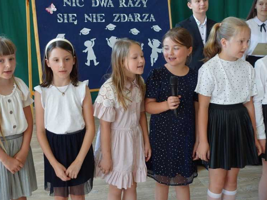 Zakończenie roku szkolnego w hrubieszowskiej Dwójce. Nagrody dla uczniów i absolwentów [ZDJĘCIA]