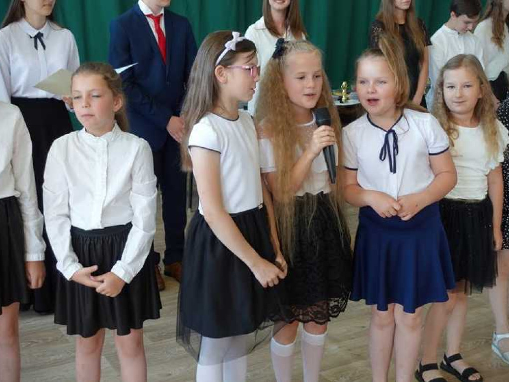 Zakończenie roku szkolnego w hrubieszowskiej Dwójce. Nagrody dla uczniów i absolwentów [ZDJĘCIA]