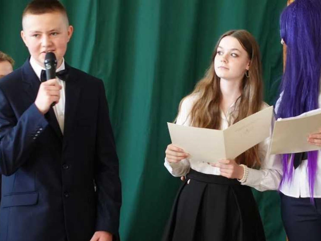 Zakończenie roku szkolnego w hrubieszowskiej Dwójce. Nagrody dla uczniów i absolwentów [ZDJĘCIA]