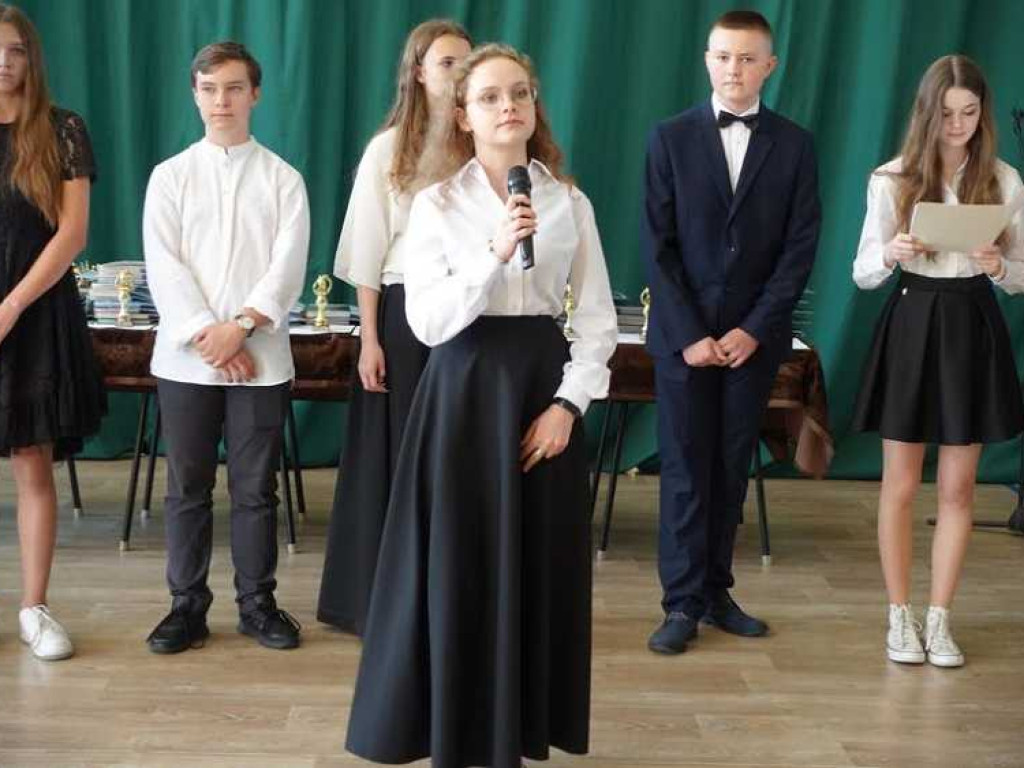 Zakończenie roku szkolnego w hrubieszowskiej Dwójce. Nagrody dla uczniów i absolwentów [ZDJĘCIA]