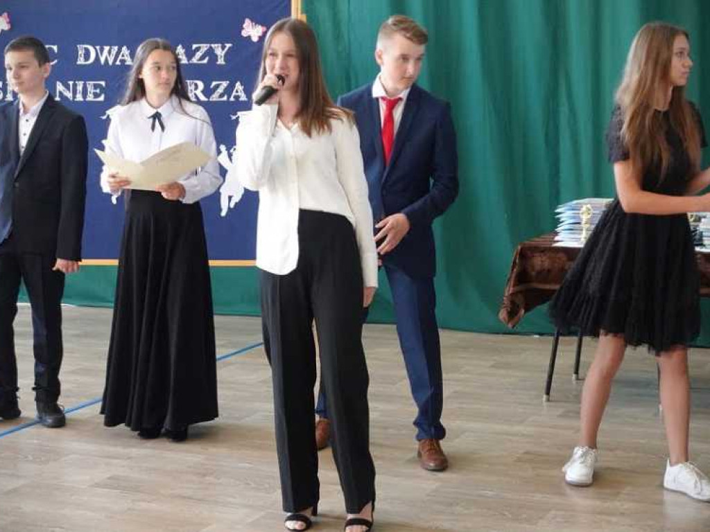 Zakończenie roku szkolnego w hrubieszowskiej Dwójce. Nagrody dla uczniów i absolwentów [ZDJĘCIA]