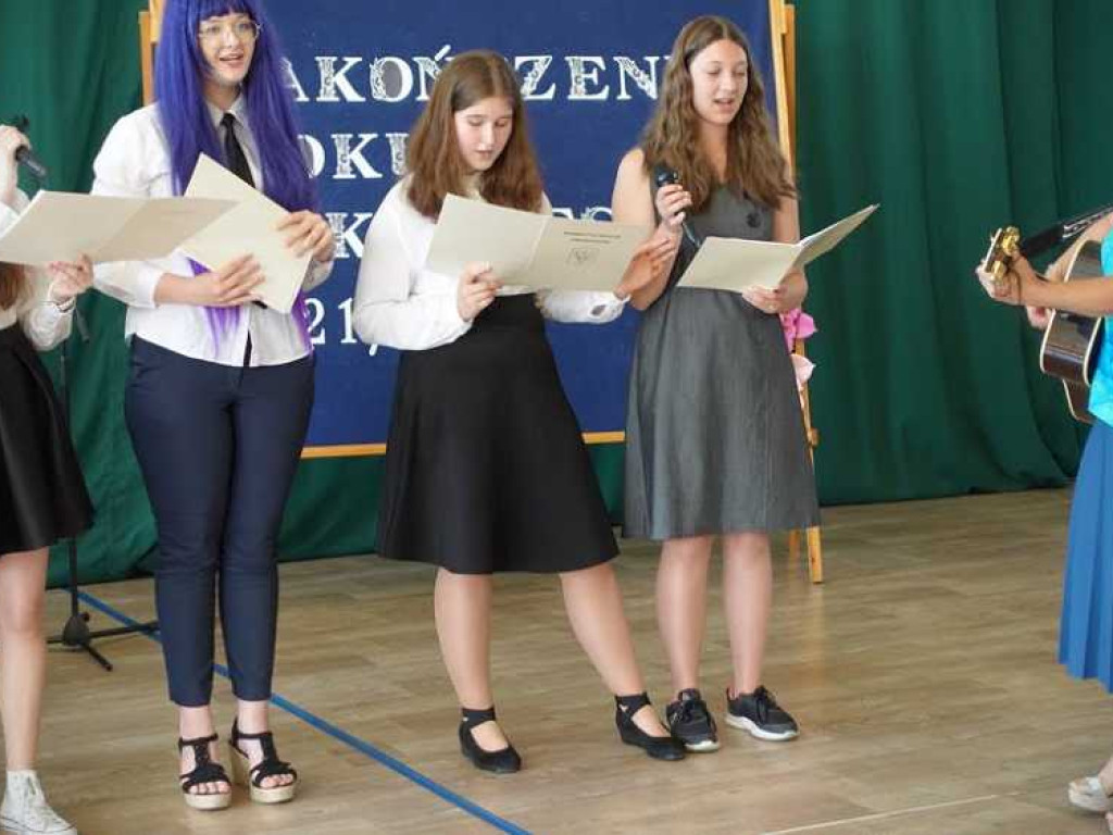 Zakończenie roku szkolnego w hrubieszowskiej Dwójce. Nagrody dla uczniów i absolwentów [ZDJĘCIA]