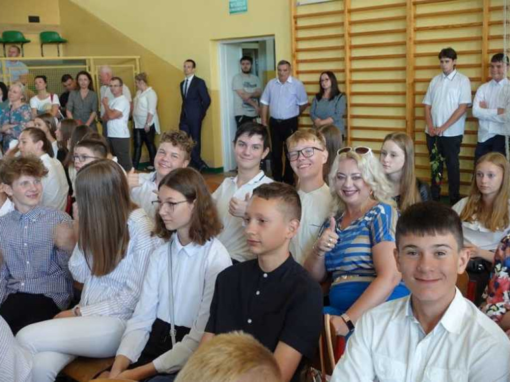 Zakończenie roku szkolnego w hrubieszowskiej Dwójce. Nagrody dla uczniów i absolwentów [ZDJĘCIA]