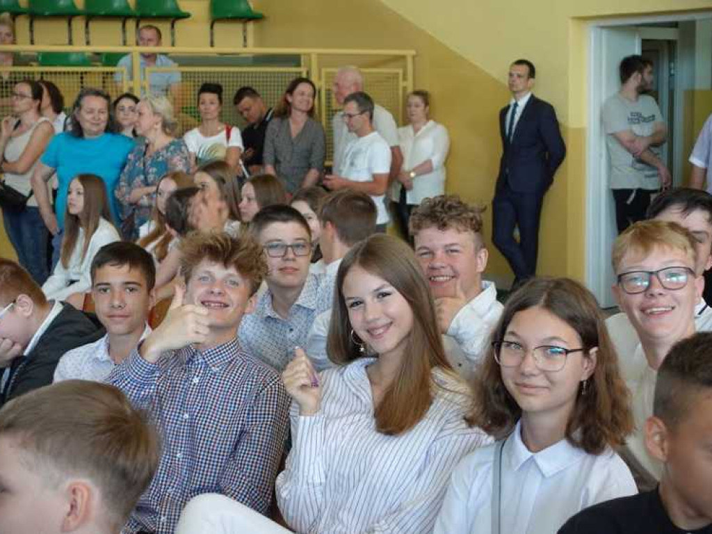 Zakończenie roku szkolnego w hrubieszowskiej Dwójce. Nagrody dla uczniów i absolwentów [ZDJĘCIA]