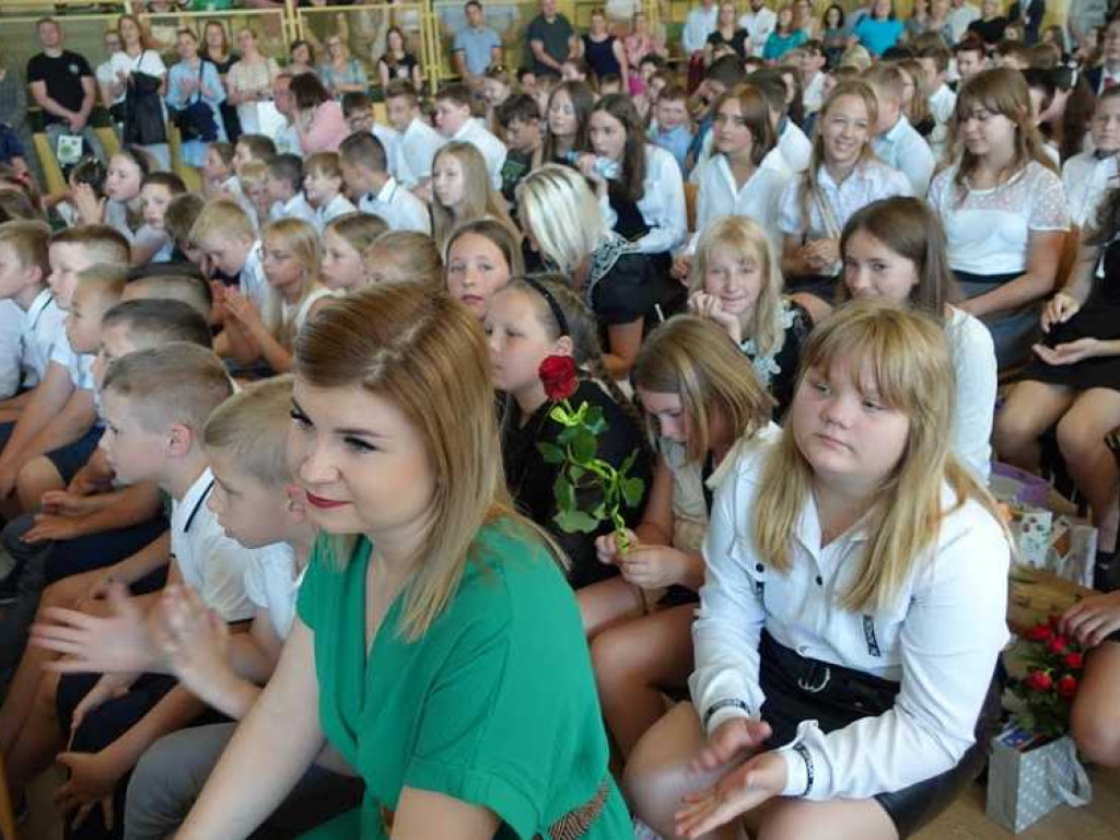 Zakończenie roku szkolnego w hrubieszowskiej Dwójce. Nagrody dla uczniów i absolwentów [ZDJĘCIA]